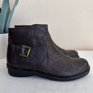 New Clarks Bendables Brown Leather Side Buckle Comfort Ankle Booties Womens 7.5W